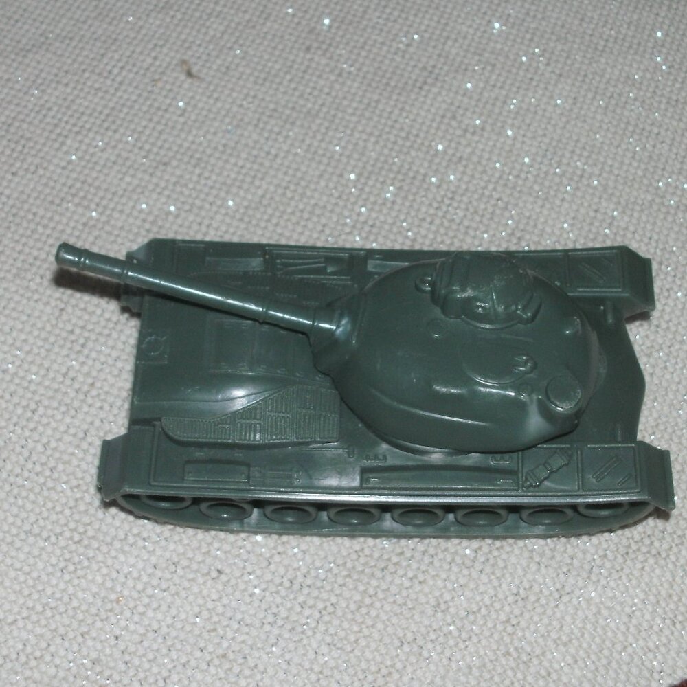 SET of 15 Collectible Toy Plastic Army Tanks each 5" Green Yellow & Tan - Picture 3 of 10